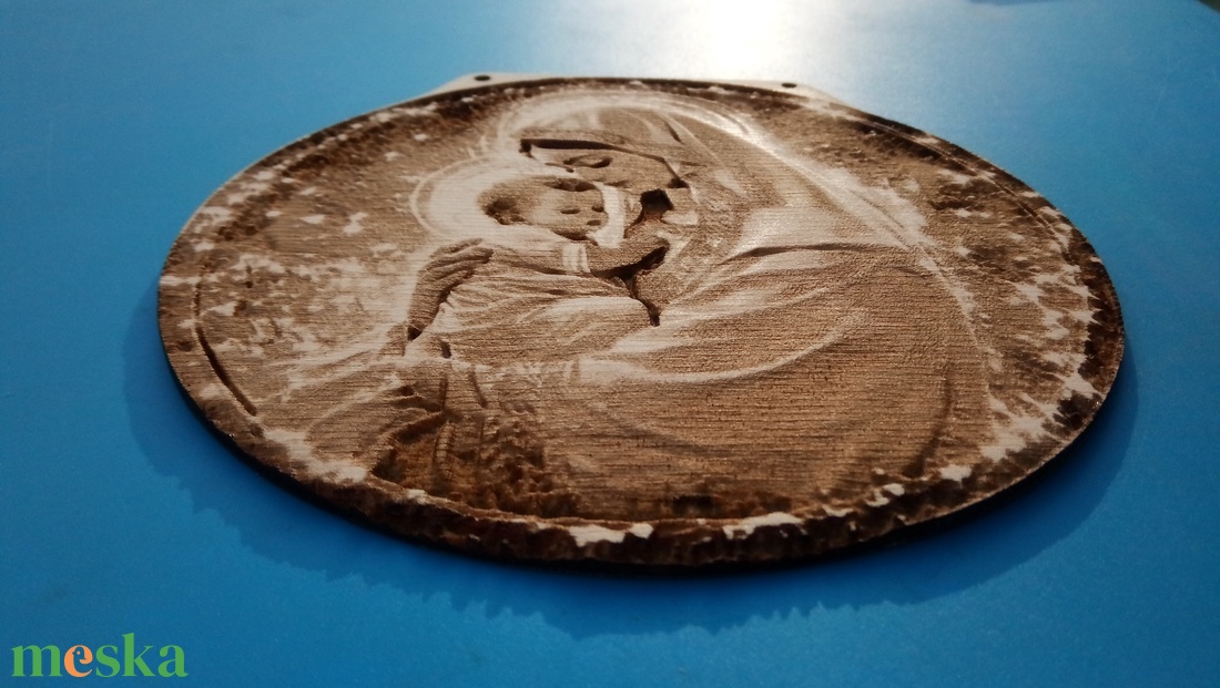 Mária gyermekkel. Húsvéti ajándék idősebbeknek, vallásos érzelműeknek. Gravírozott fa falikép. - otthon & életmód - dekoráció - kép & falikép - fából készült kép - Meska.hu