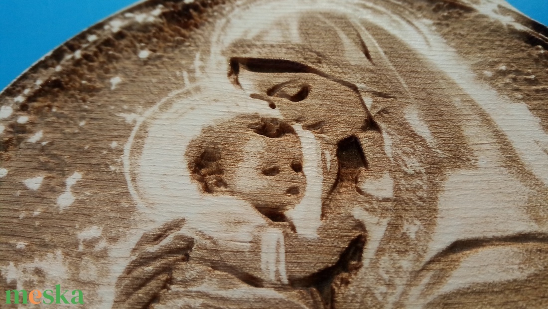 Mária gyermekkel. Húsvéti ajándék idősebbeknek, vallásos érzelműeknek. Gravírozott fa falikép. - otthon & életmód - dekoráció - kép & falikép - fából készült kép - Meska.hu