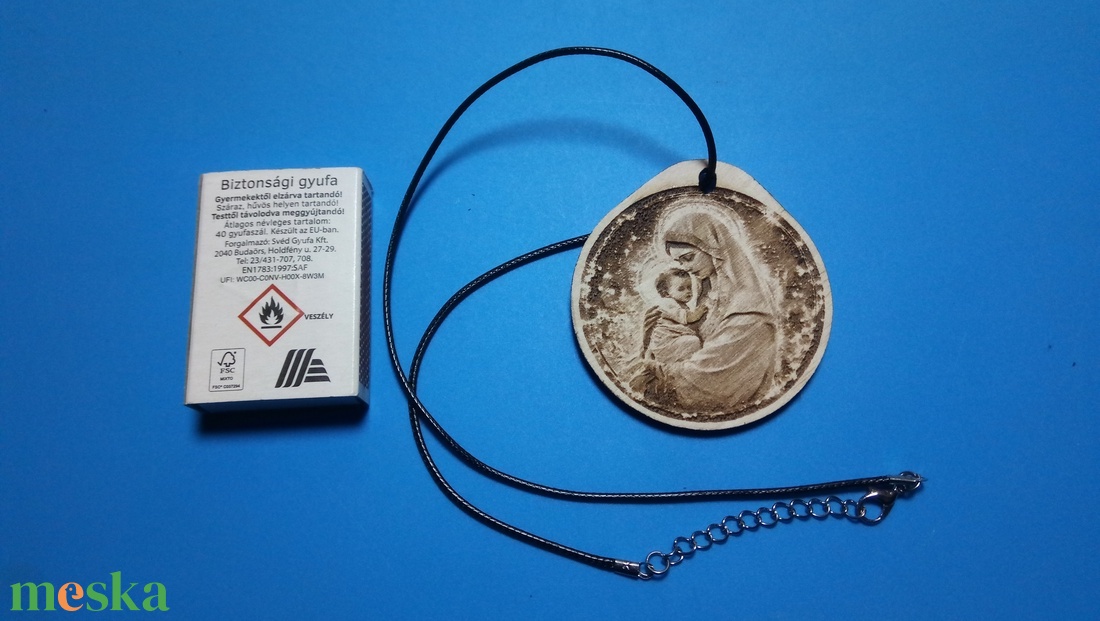 Gravírozott fa medál Szűz Mária és a kis Jézus ábrázolásával. Időseknek, vallásos érzelműeknek, hívőknek húsvéti ajándék - ékszer - nyaklánc - medálos nyaklánc - Meska.hu