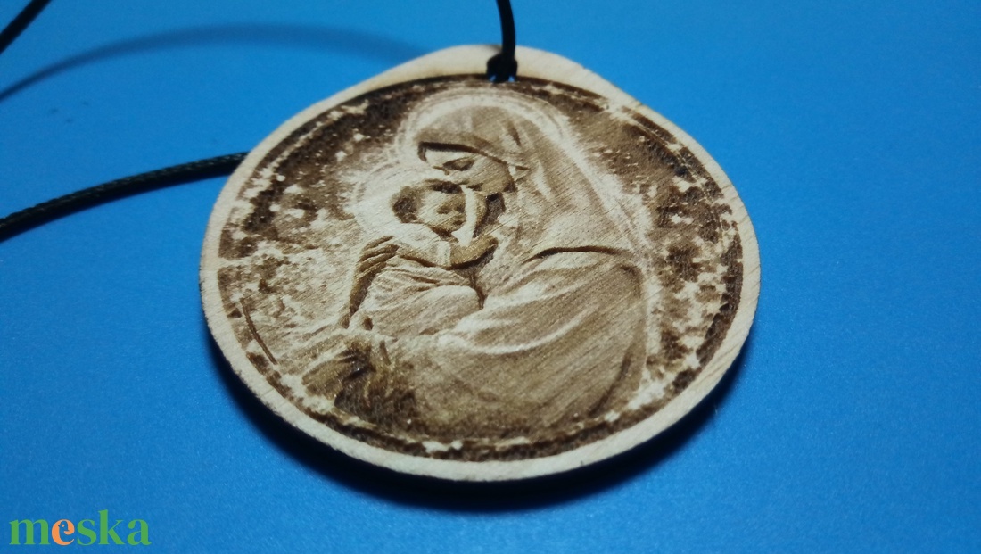 Gravírozott fa medál Szűz Mária és a kis Jézus ábrázolásával. Időseknek, vallásos érzelműeknek, hívőknek húsvéti ajándék - ékszer - nyaklánc - medálos nyaklánc - Meska.hu