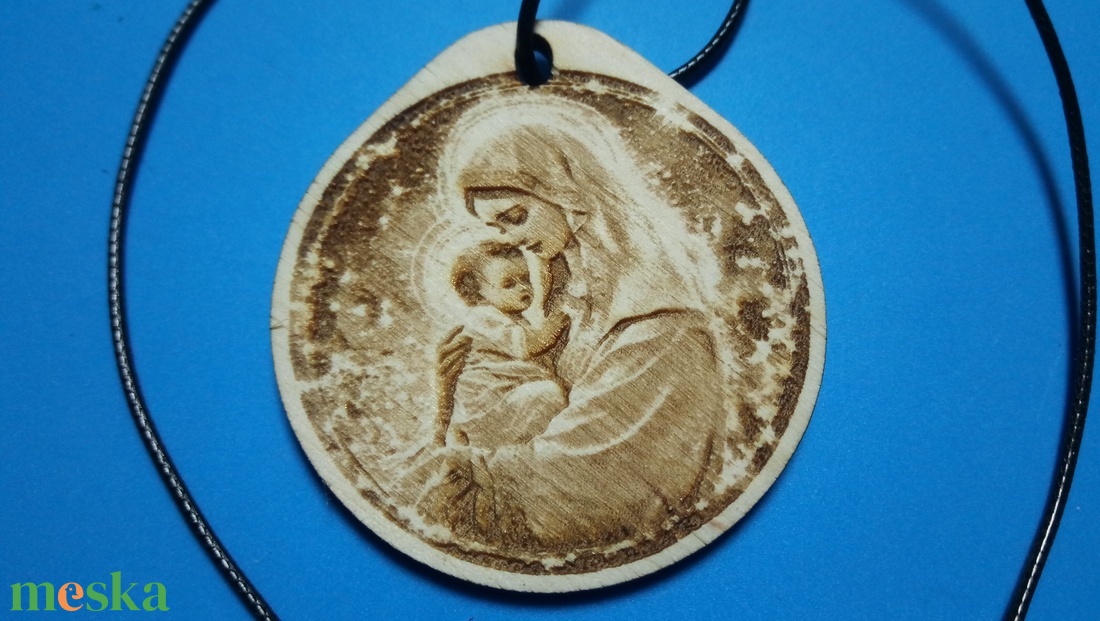 Gravírozott fa medál Szűz Mária és a kis Jézus ábrázolásával. Időseknek, vallásos érzelműeknek, hívőknek húsvéti ajándék - ékszer - nyaklánc - medálos nyaklánc - Meska.hu