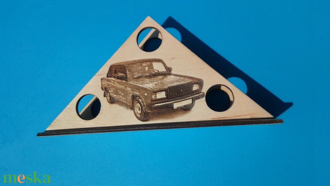 LADA 2107 mintás, gravírozott, nyírfa szalvétatartó. Ajándék asztalra, garázsba, autóstalálira, veteránosnak, ladásnak. - otthon & életmód - konyhafelszerelés, tálalás - tálalás - szalvétatartó, szalvétagyűrű - Meska.hu