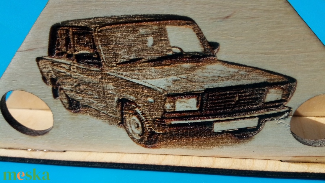 LADA 2107 mintás, gravírozott, nyírfa szalvétatartó. Ajándék asztalra, garázsba, autóstalálira, veteránosnak, ladásnak. - otthon & életmód - konyhafelszerelés, tálalás - tálalás - szalvétatartó, szalvétagyűrű - Meska.hu
