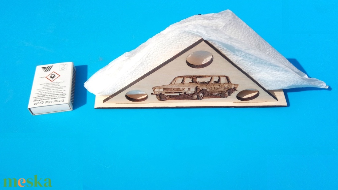 LADA 2106 mintás, gravírozott, nyírfa szalvétatartó. Ajándék asztalra, garázsba, autóstalálira, veteránosnak, ladásnak. - otthon & életmód - konyhafelszerelés, tálalás - tálalás - szalvétatartó, szalvétagyűrű - Meska.hu