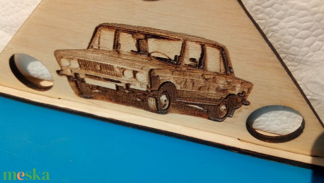 LADA 2106 mintás, gravírozott, nyírfa szalvétatartó. Ajándék asztalra, garázsba, autóstalálira, veteránosnak, ladásnak. - otthon & életmód - konyhafelszerelés, tálalás - tálalás - szalvétatartó, szalvétagyűrű - Meska.hu