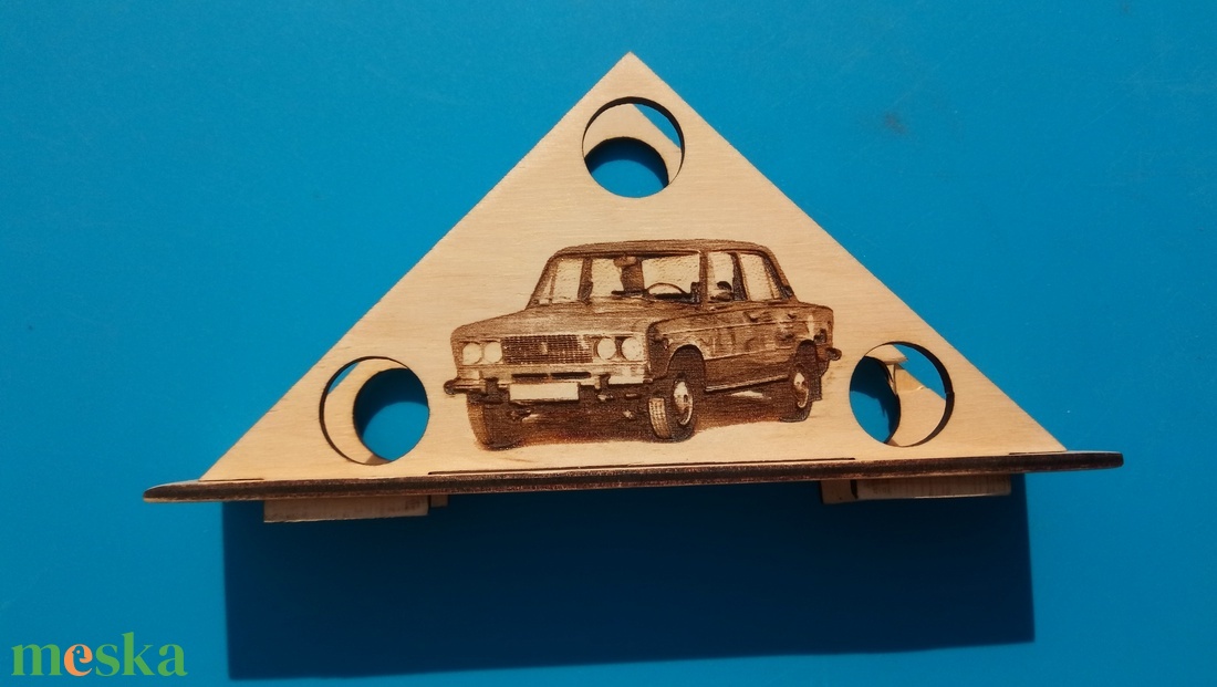 LADA 2106 mintás, gravírozott, nyírfa szalvétatartó. Ajándék asztalra, garázsba, autóstalálira, veteránosnak, ladásnak. - otthon & életmód - konyhafelszerelés, tálalás - tálalás - szalvétatartó, szalvétagyűrű - Meska.hu