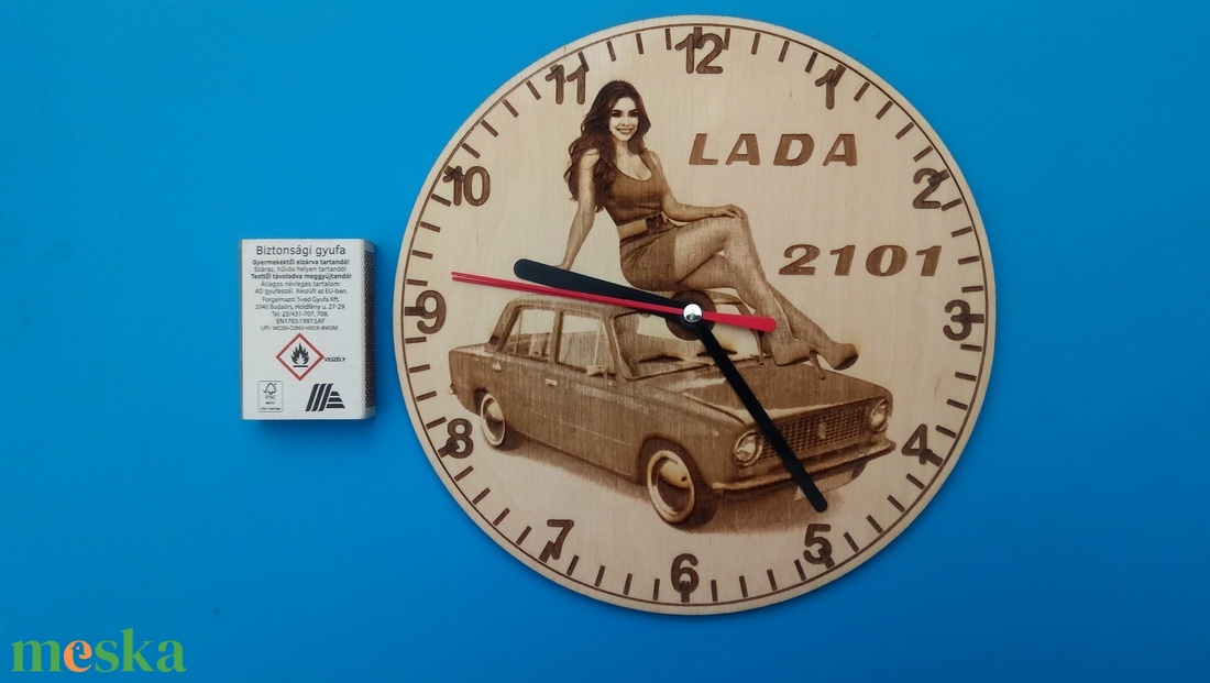 LADA 2101 mintás falióra, csajszival. Retró hangulatú kidolgozás. Ladás óra. - otthon & életmód - dekoráció - fali és függő dekoráció - falióra & óra - Meska.hu