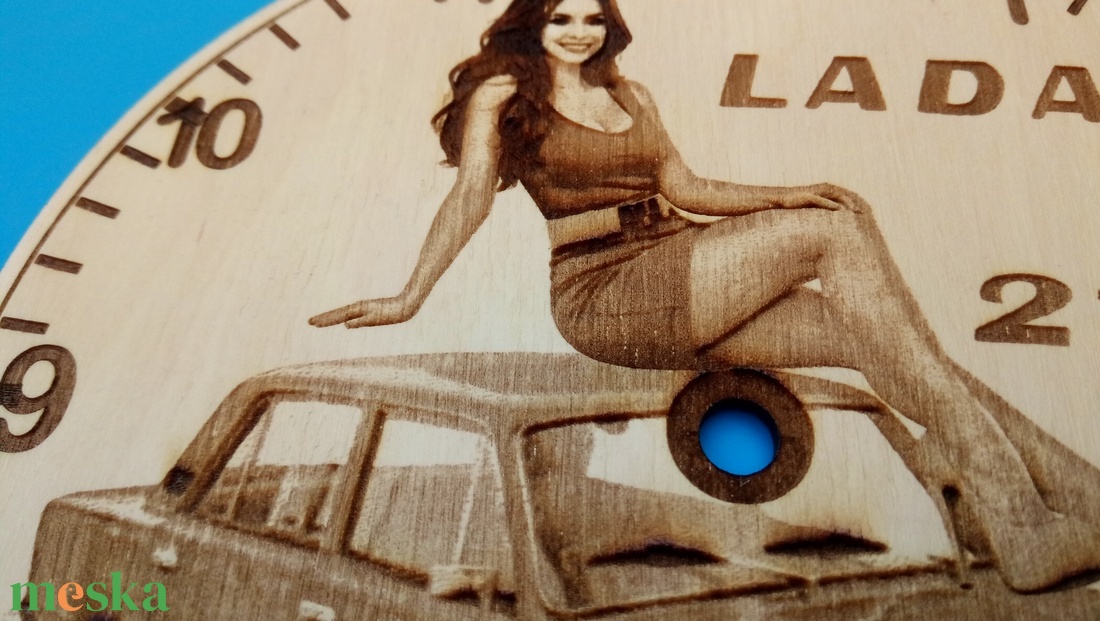 LADA 2101 mintás falióra, csajszival. Retró hangulatú kidolgozás. Ladás óra. - otthon & életmód - dekoráció - fali és függő dekoráció - falióra & óra - Meska.hu