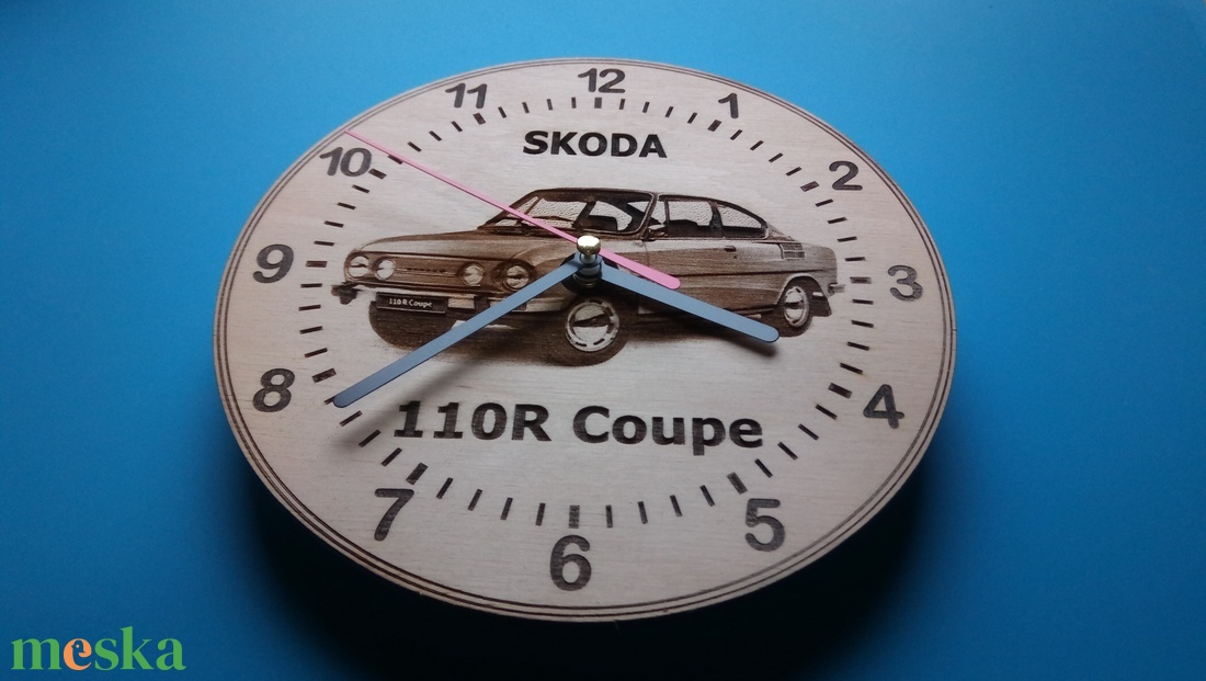 Skoda 110 R Coupe mintás gravírozott ritka falióra. Óra, Skodásnak. - otthon & életmód - dekoráció - fali és függő dekoráció - falióra & óra - Meska.hu