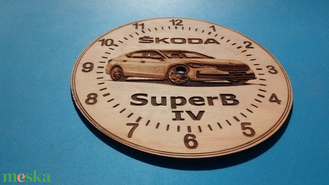 Skoda Superb IV mintás gravírozott ritka falióra. Óra, Skodásnak. 4 - otthon & életmód - dekoráció - fali és függő dekoráció - falióra & óra - Meska.hu