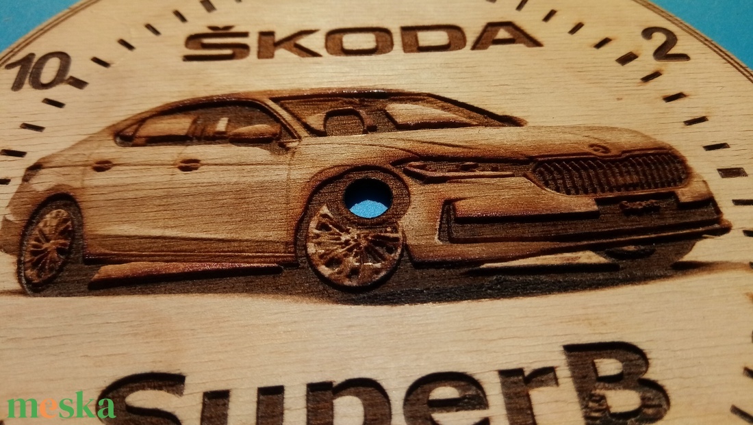 Skoda Superb IV mintás gravírozott ritka falióra. Óra, Skodásnak. 4 - otthon & életmód - dekoráció - fali és függő dekoráció - falióra & óra - Meska.hu