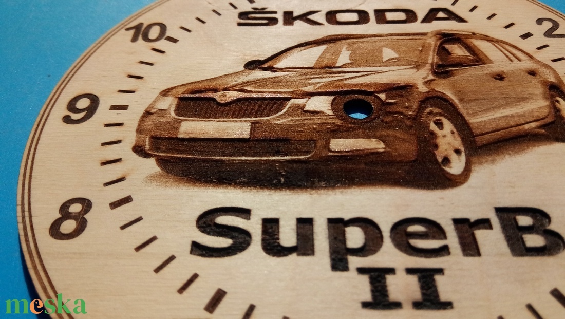 Skoda Superb II mintás gravírozott ritka falióra. Óra, Skodásnak. 2 - otthon & életmód - dekoráció - fali és függő dekoráció - falióra & óra - Meska.hu