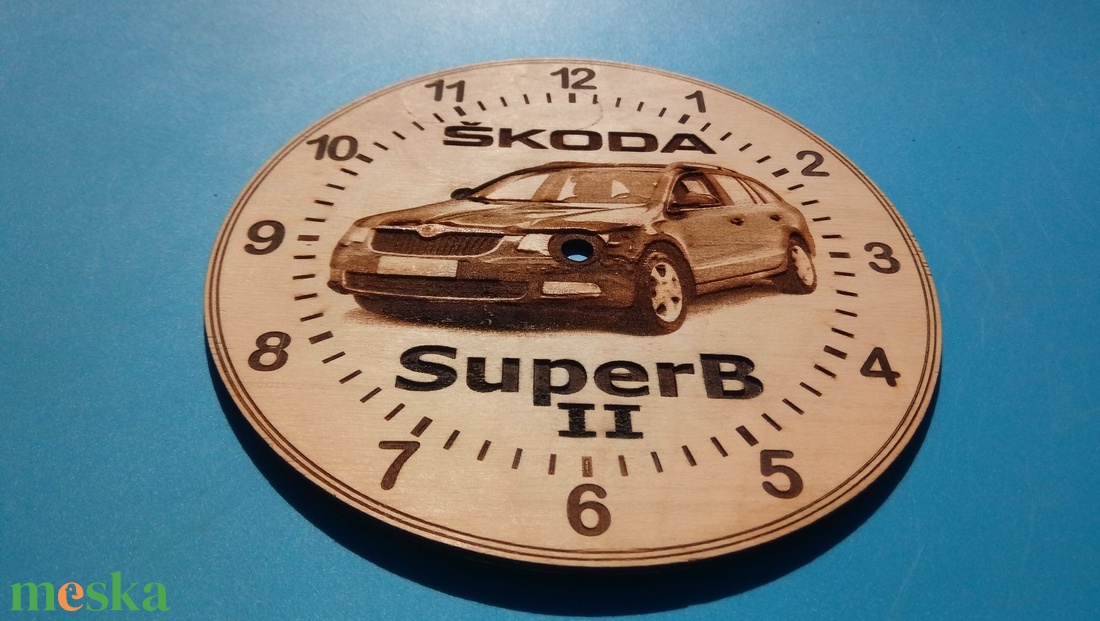 Skoda Superb II mintás gravírozott ritka falióra. Óra, Skodásnak. 2 - otthon & életmód - dekoráció - fali és függő dekoráció - falióra & óra - Meska.hu