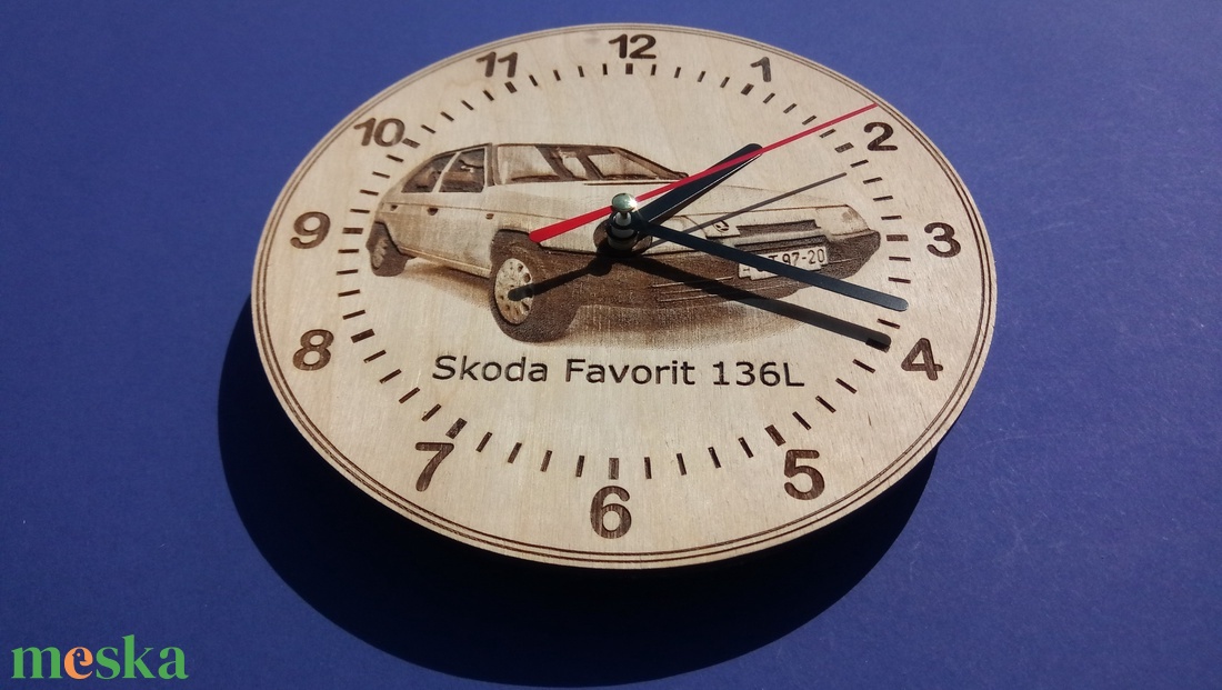 Skoda Favorit mintás gravírozott ritka falióra. Óra, Skodásnak.  - otthon & életmód - dekoráció - fali és függő dekoráció - falióra & óra - Meska.hu