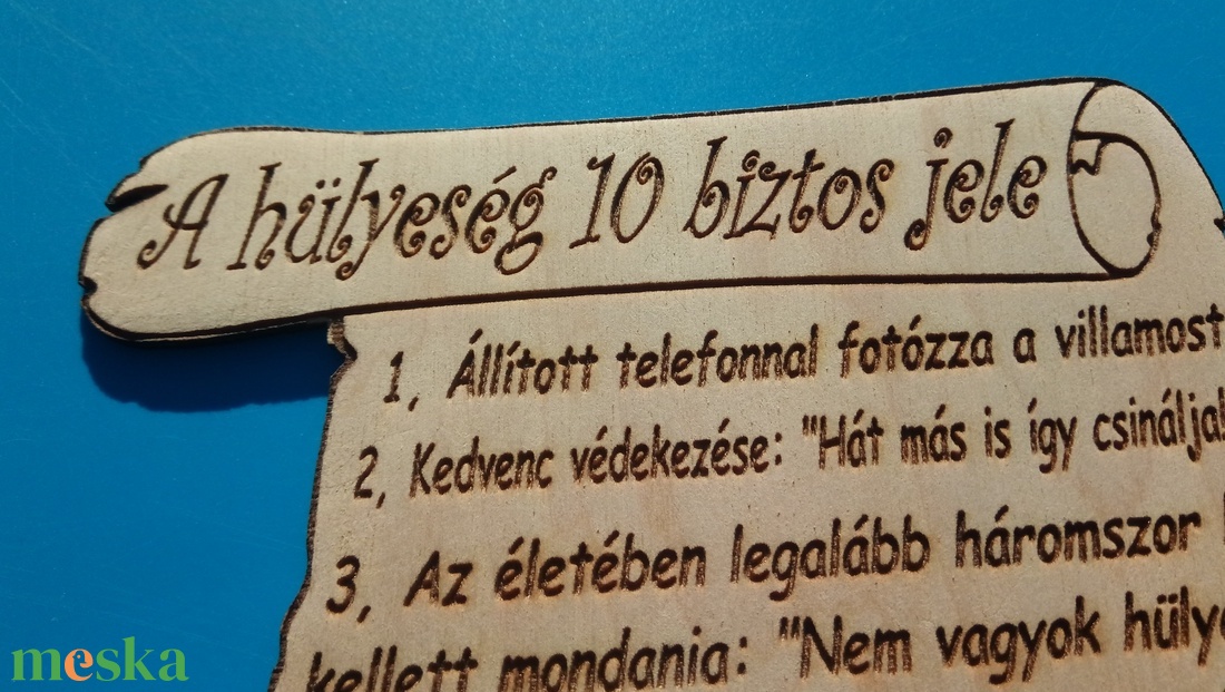A hülyeség 10 biztos jele című, gravírozott, vicces(nek szánt), bölcselet pergamen tábla. - otthon & életmód - dekoráció - kép & falikép - táblakép - Meska.hu