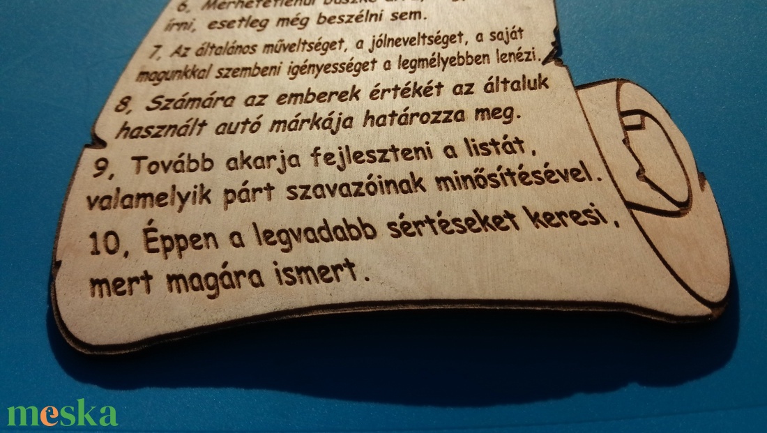 A hülyeség 10 biztos jele című, gravírozott, vicces(nek szánt), bölcselet pergamen tábla. - otthon & életmód - dekoráció - kép & falikép - táblakép - Meska.hu