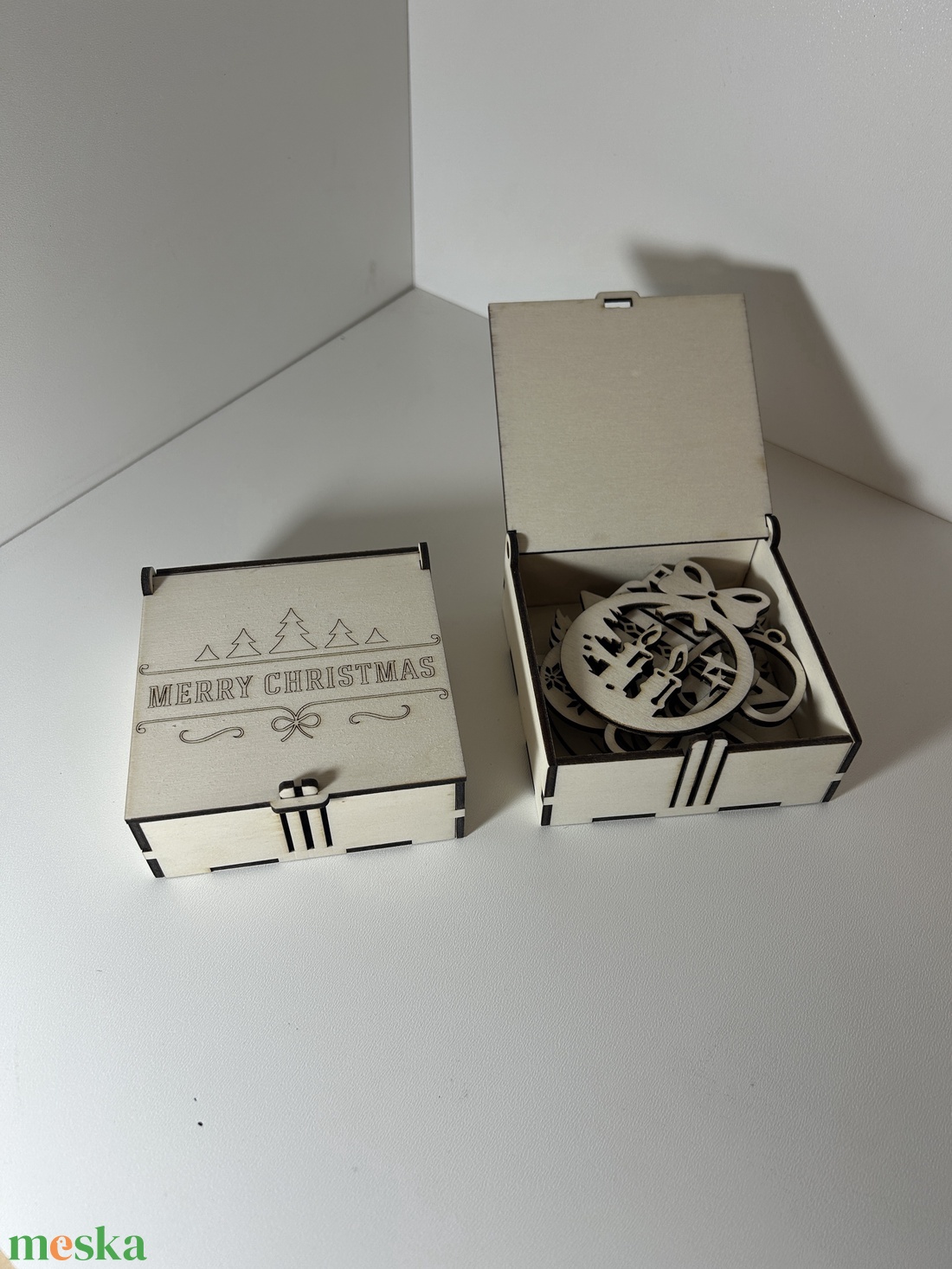 Karácsonyi díszdoboz díszekkel - karácsony - karácsonyi lakásdekoráció - karácsonyfadíszek - Meska.hu