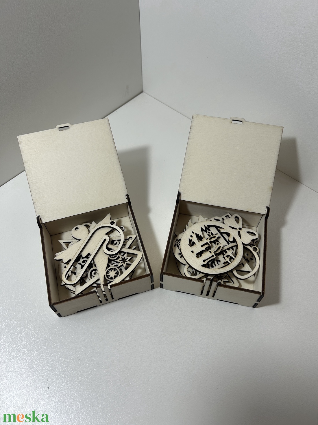 Karácsonyi díszdoboz díszekkel - karácsony - karácsonyi lakásdekoráció - karácsonyfadíszek - Meska.hu