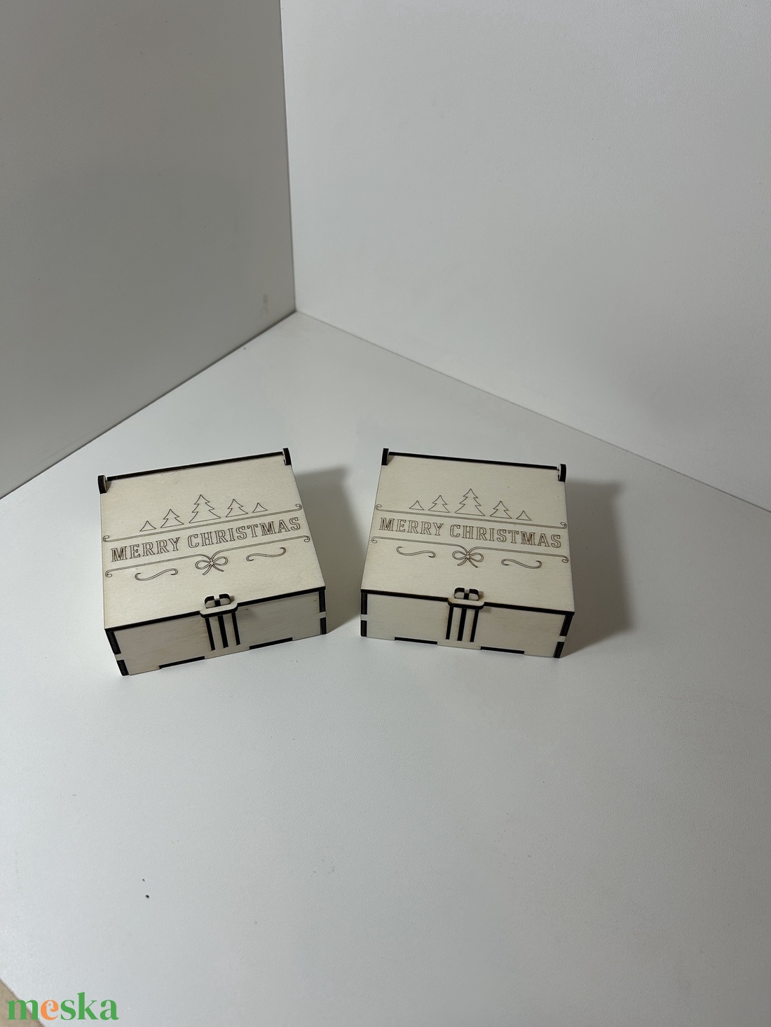 Karácsonyi díszdoboz díszekkel - karácsony - karácsonyi lakásdekoráció - karácsonyfadíszek - Meska.hu