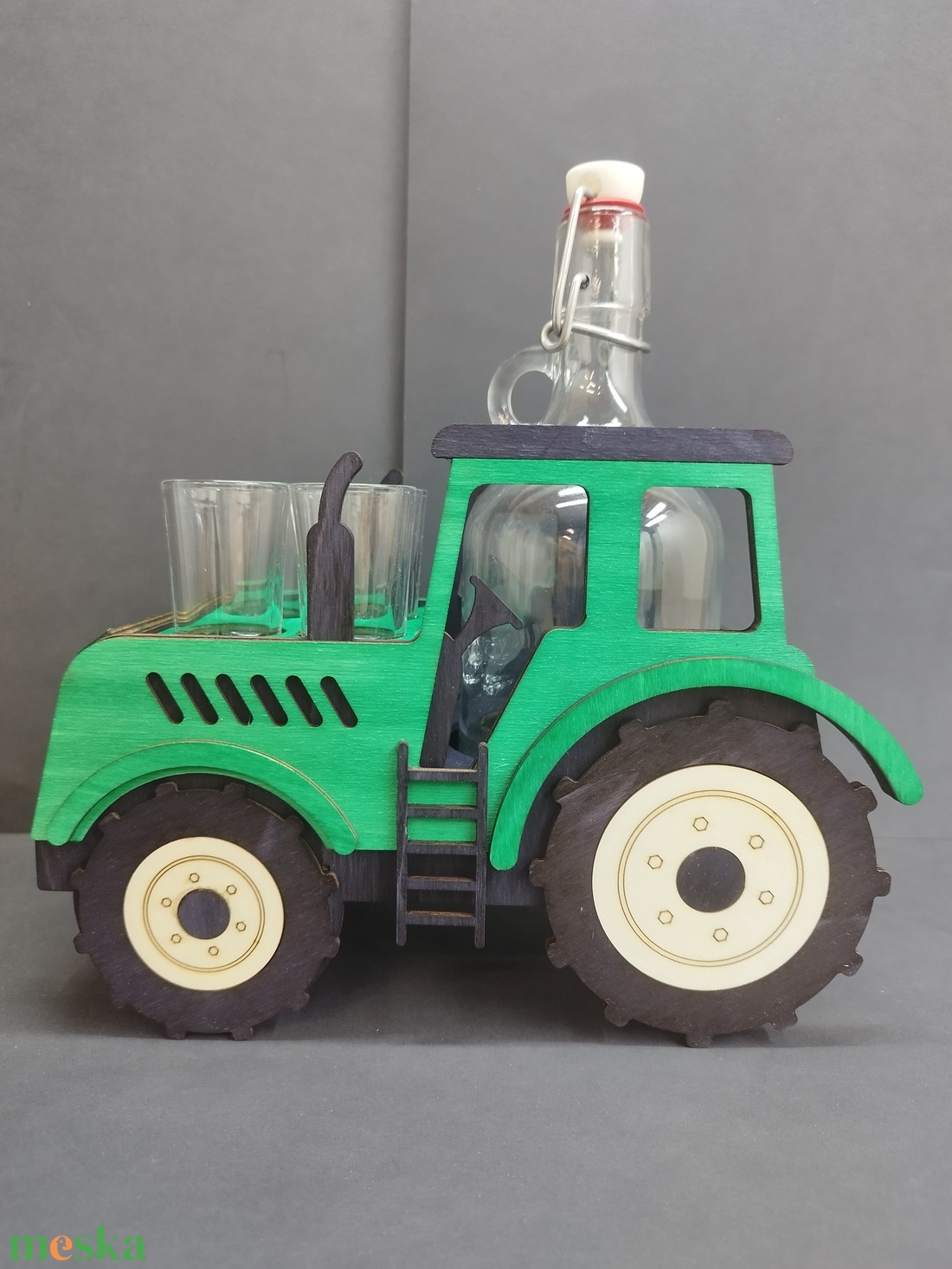 Traktor formájú pálinka kínáló  - otthon & életmód - konyhafelszerelés, tálalás - tálalás - pálinkás poharak, szettek - Meska.hu