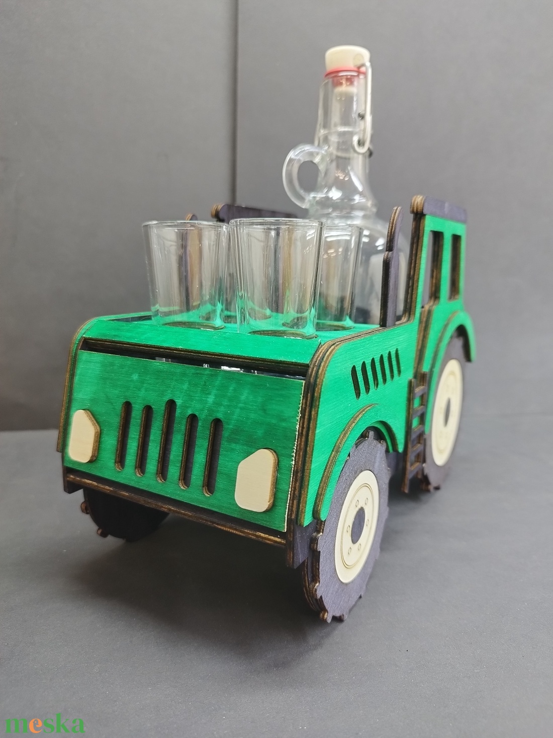 Traktor formájú pálinka kínáló  - otthon & életmód - konyhafelszerelés, tálalás - tálalás - pálinkás poharak, szettek - Meska.hu