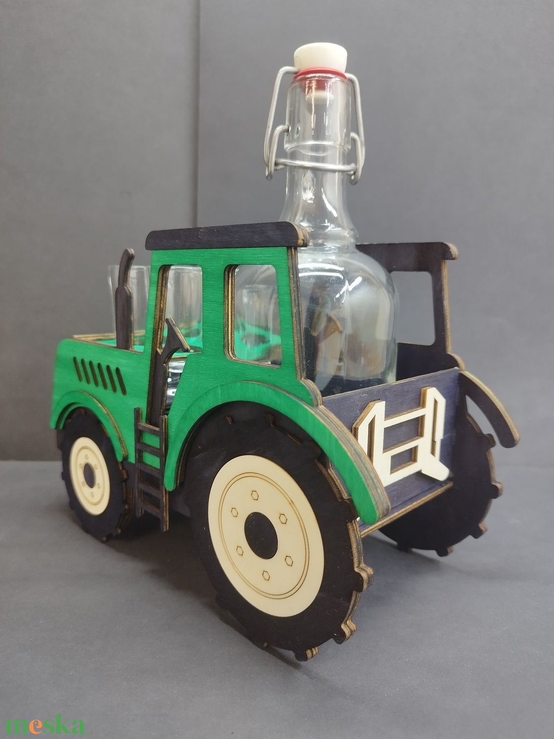 Traktor formájú pálinka kínáló  - otthon & életmód - konyhafelszerelés, tálalás - tálalás - pálinkás poharak, szettek - Meska.hu