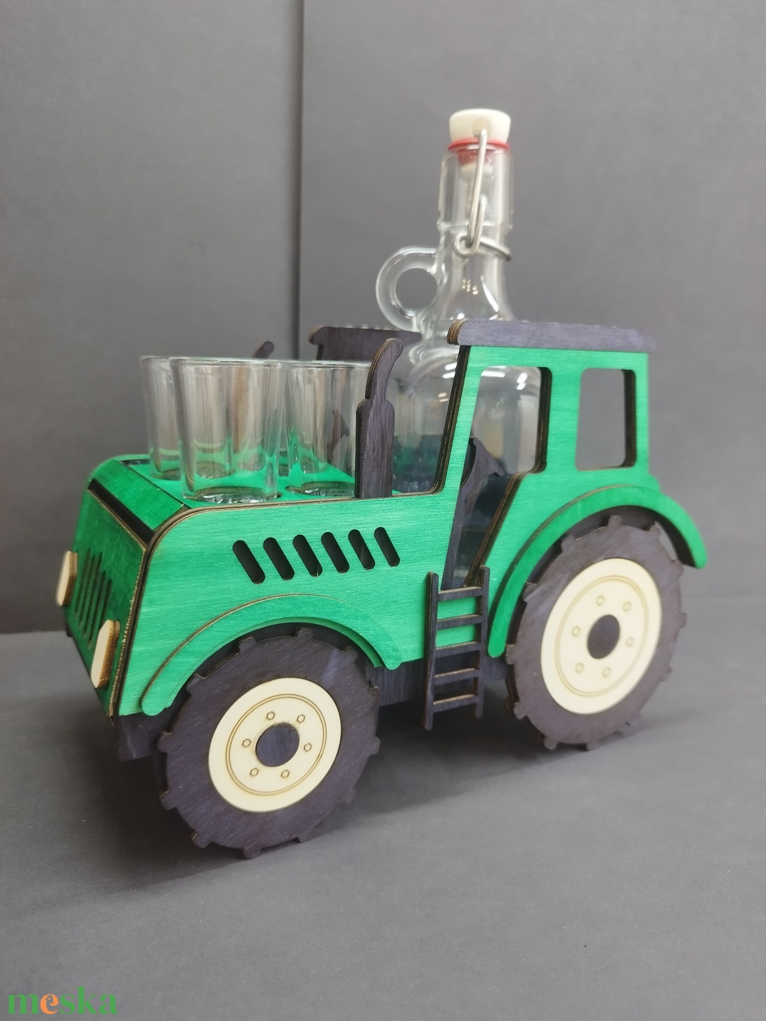 Traktor formájú pálinka kínáló  - otthon & életmód - konyhafelszerelés, tálalás - tálalás - pálinkás poharak, szettek - Meska.hu