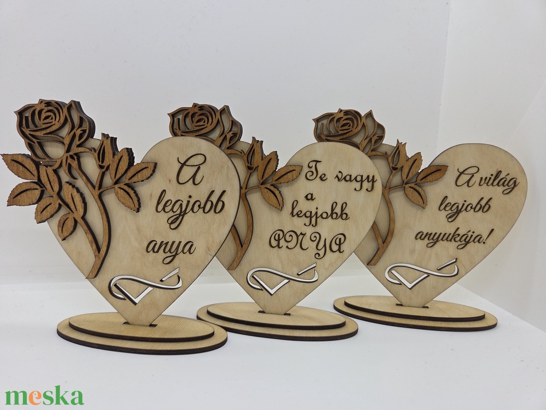 Anyák napjára - Fa gravírozott szív dísz rózsával � egyedi felirattal - otthon & életmód - virágdekoráció - virágdíszek - lézervágott virágdíszek - Meska.hu