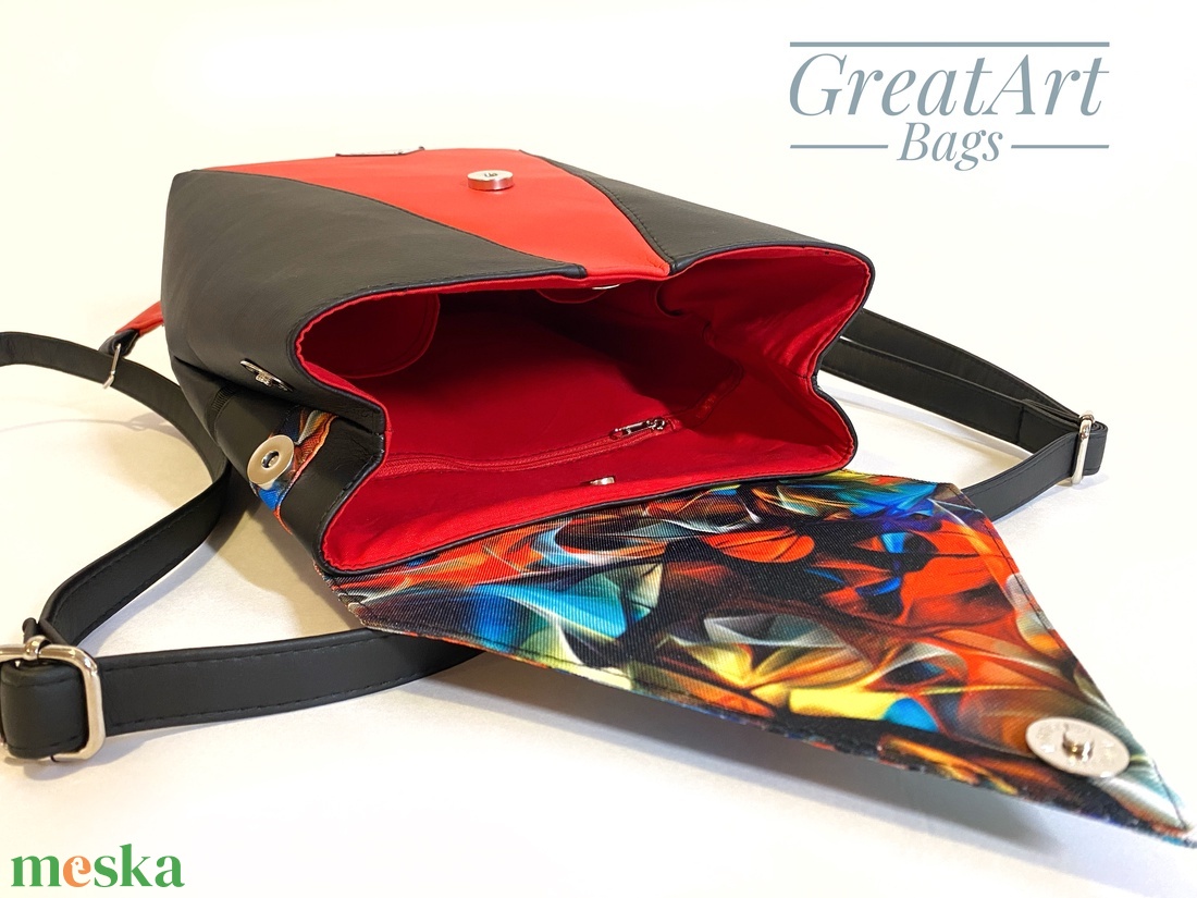 Fekete piros női fedeles vízlepergető hátizsák - táska & tok - hátizsák - hátizsák - Meska.hu