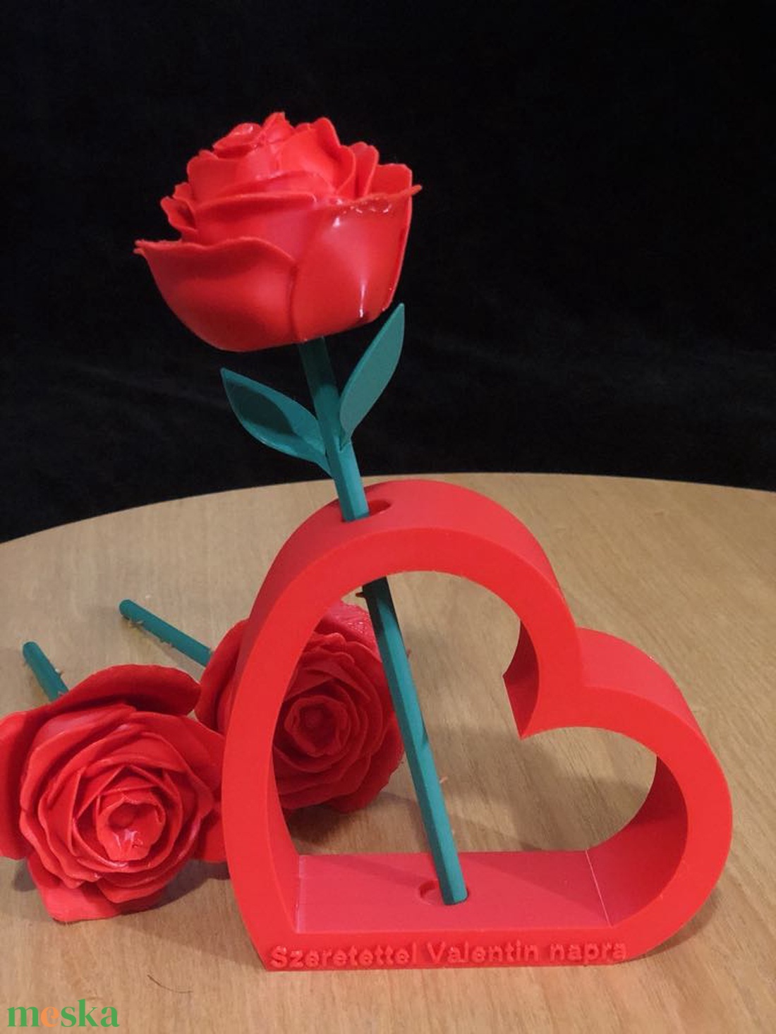 Örökrózsa szív alakú tartóban - anyák napi ajándék  - otthon & életmód - virágdekoráció - virágdíszek - dekor koszorúk, kopogtatók - Meska.hu