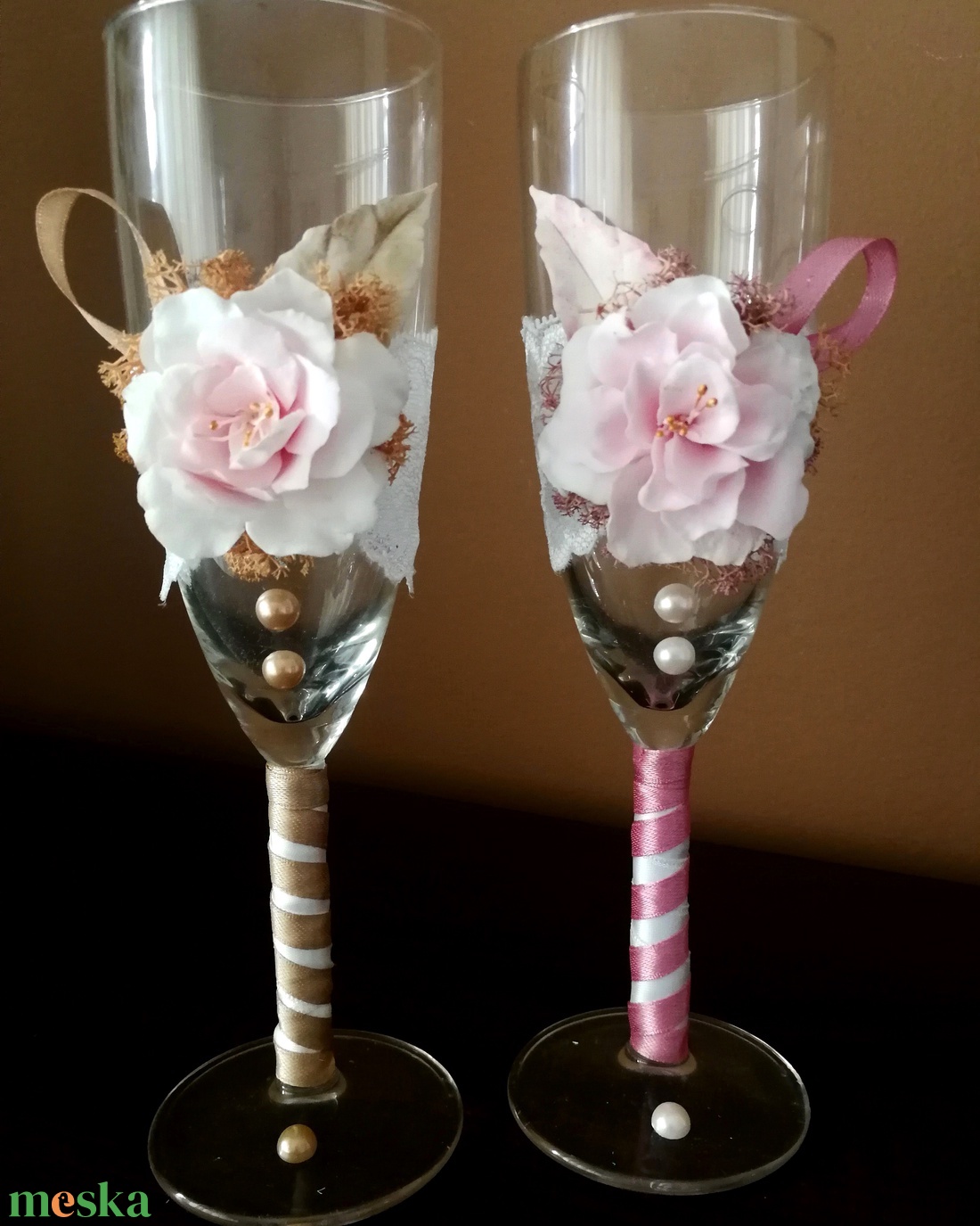 Egyedi esküvői pezsgőspoharak...  agyagvirágokkal díszítve ! - esküvő - dekoráció - tálalás - Meska.hu