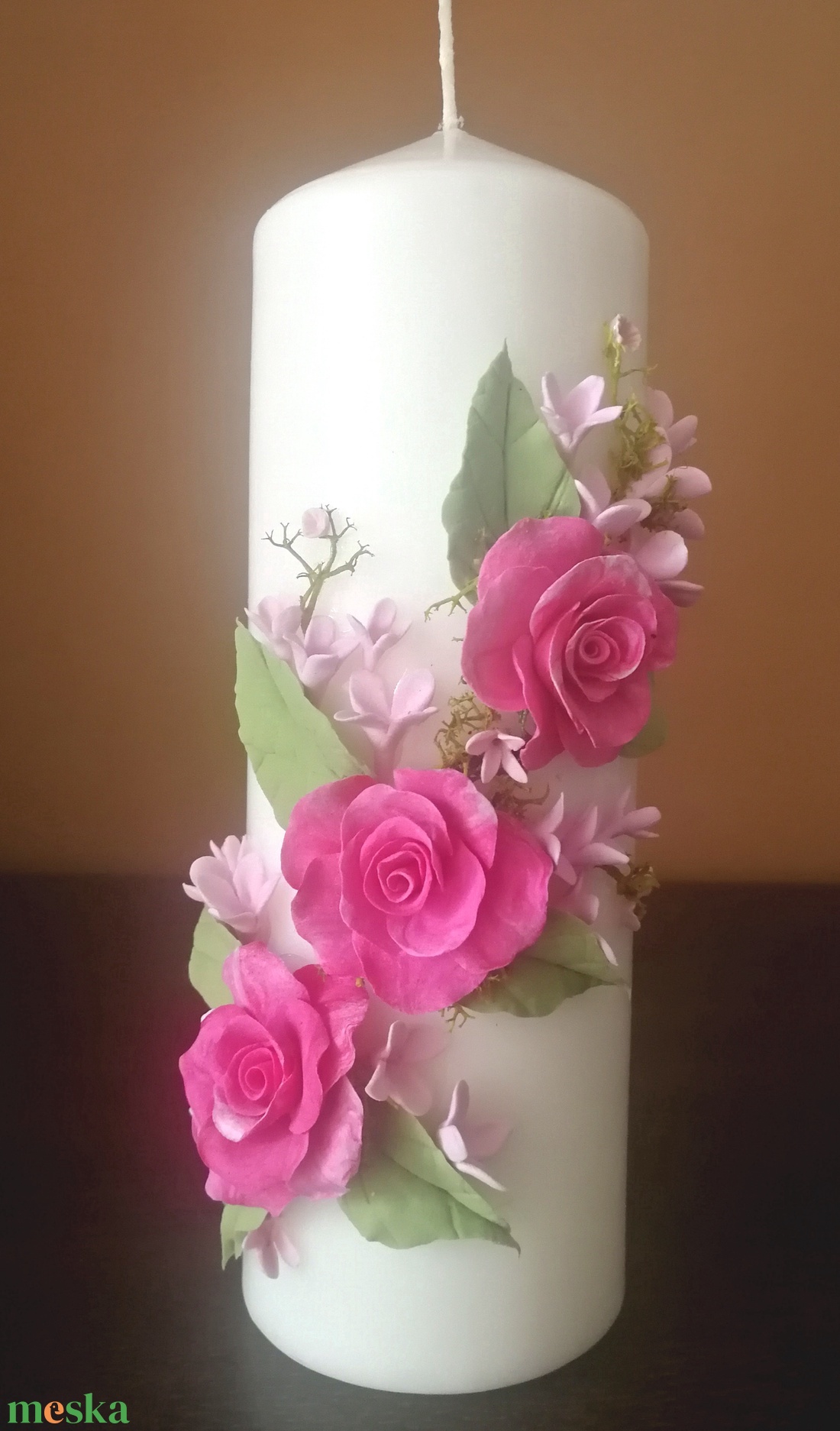 Pink agyagvirágok tánca fehér dekorgyertyán - otthon & életmód - gyertya, illat, aroma - gyertya - Meska.hu