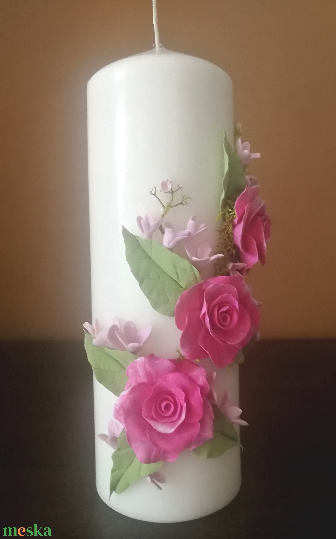 Pink agyagvirágok tánca fehér dekorgyertyán - otthon & életmód - gyertya, illat, aroma - gyertya - Meska.hu