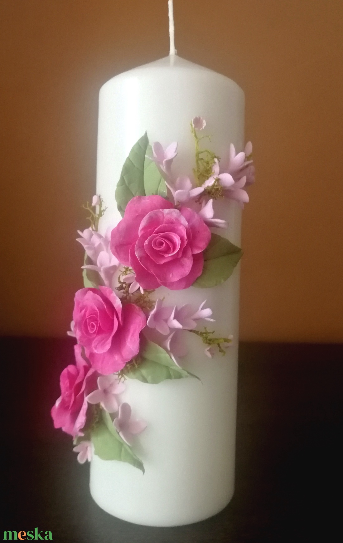 Pink agyagvirágok tánca fehér dekorgyertyán - otthon & életmód - gyertya, illat, aroma - gyertya - Meska.hu