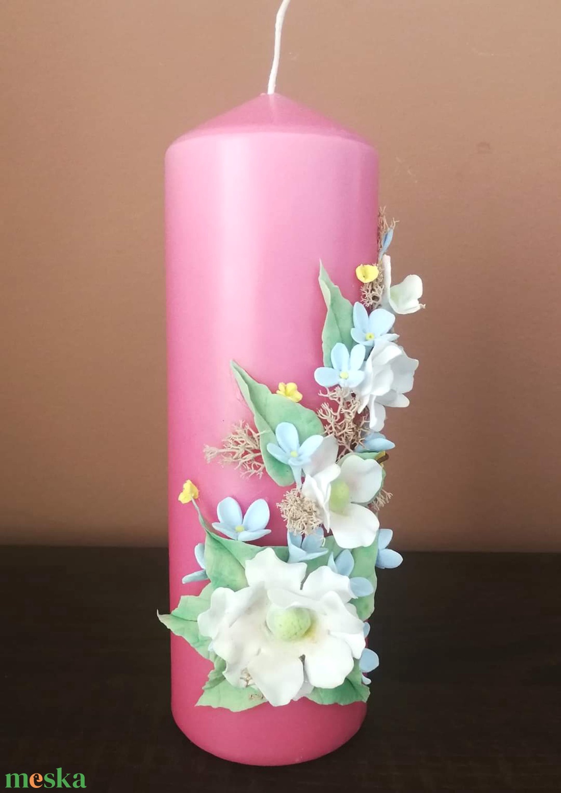 Pink dekor - gyertya , fehér agyagvirágokkal díszítve - otthon & lakás - gyertya, illat, aroma - gyertya - Meska.hu