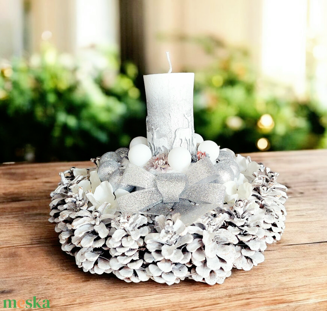 Különleges ünnepi asztaldísz...az ezüst-fehér  színvilág kedvelőinek !  - karácsony - adventi díszek - adventi gyertyadíszek és koszorúdíszek - Meska.hu