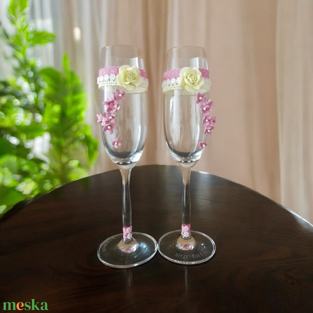 Egyedi esküvői pezsgőspoharak...  agyagvirágokkal díszítve ! - esküvő - dekoráció - tálalás - Meska.hu