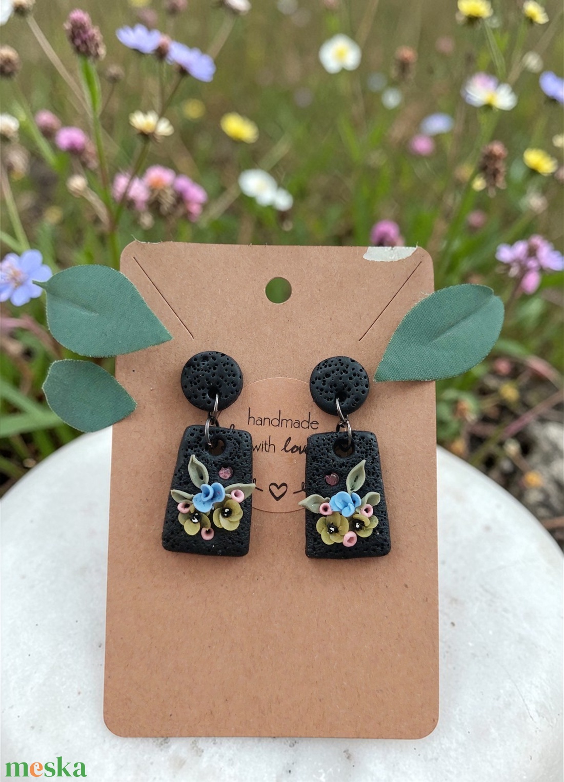 Fekete/kisvirágos elegancia fülbevaló  - ékszer - fülbevaló - lógó fülbevaló - Meska.hu