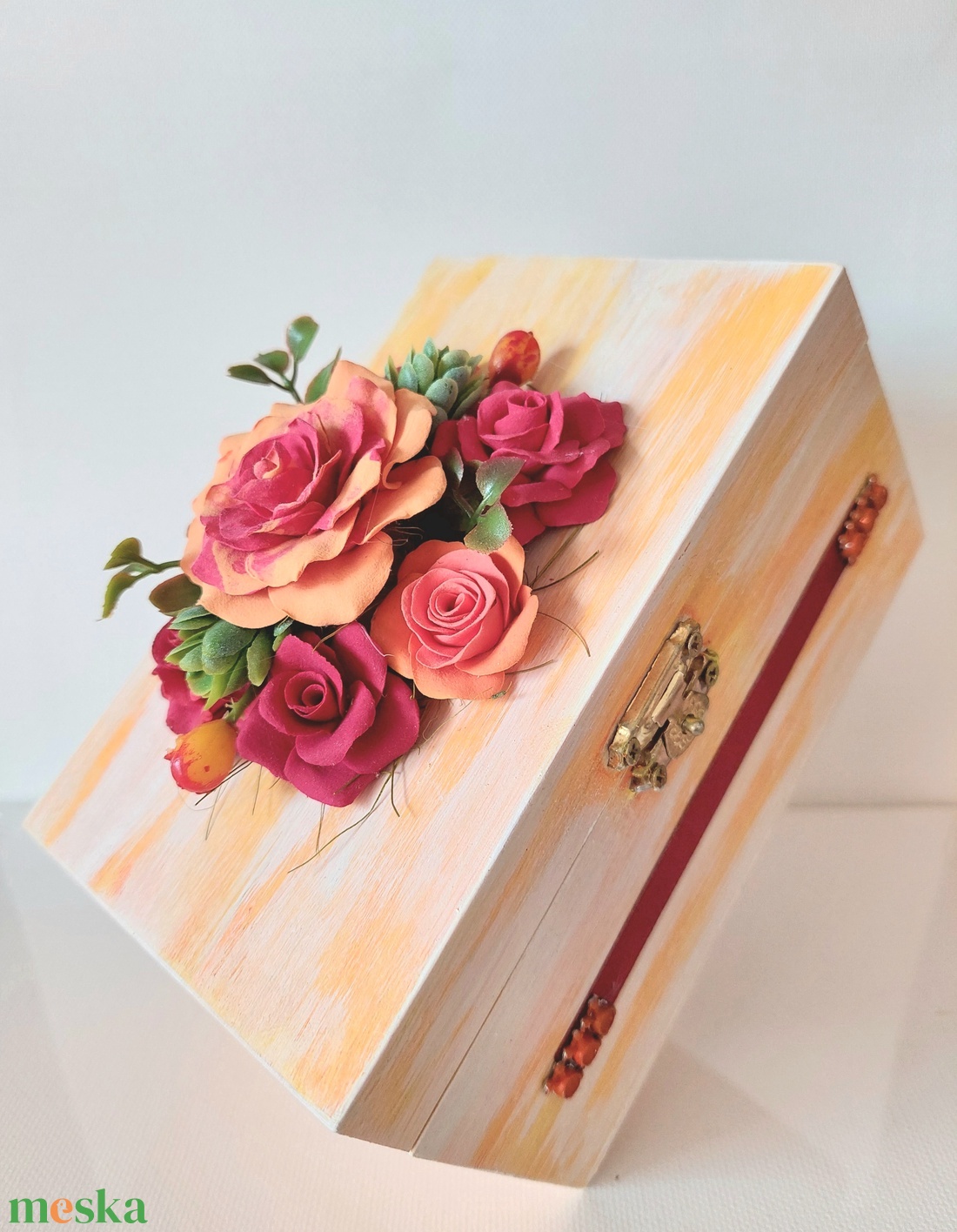Ékszerdoboz, agyagvirágokkal díszítve ! - ékszer - ékszertartó - ékszerdoboz - Meska.hu