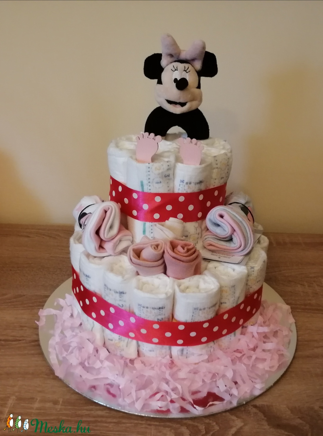 Minnie csörgővel díszített 2 szintes pelenkatorta  - játék & sport - babalátogató ajándékcsomag - Meska.hu