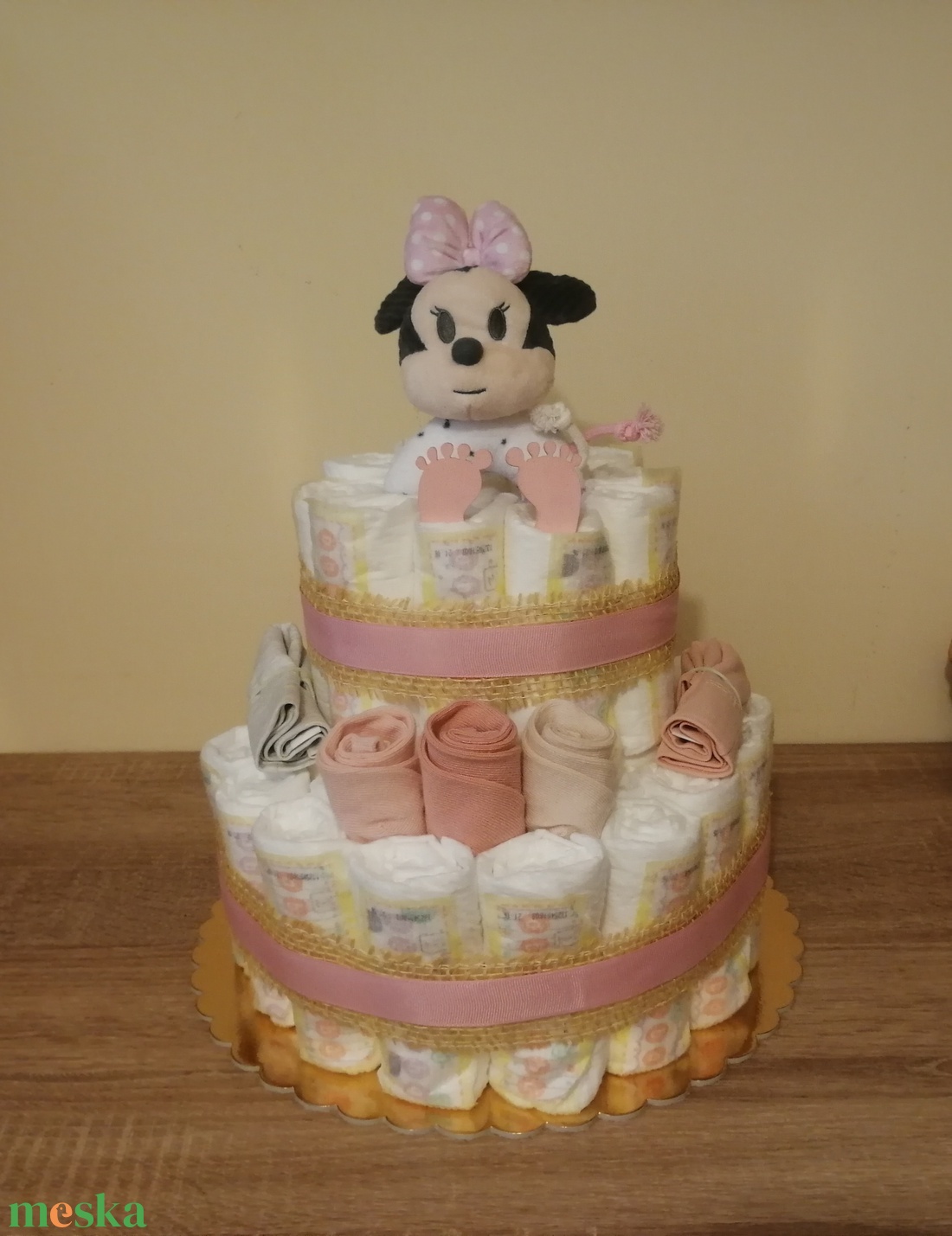 Kétszintes pelenkatorta Minnie csörgővel  - játék & sport - babalátogató ajándékcsomag - Meska.hu