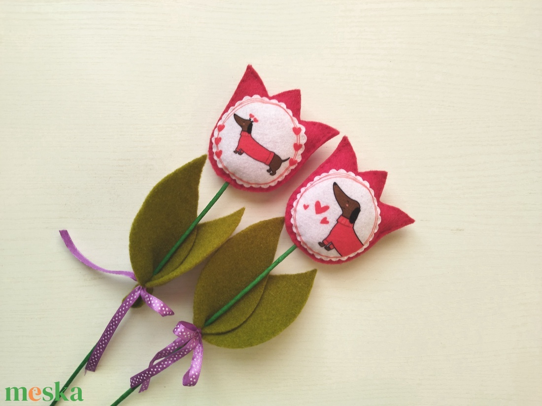 Cuki tacskó szíves körben filc tulipán  - otthon & lakás - dekoráció - virágdísz és tartó - csokor & virágdísz - Meska.hu