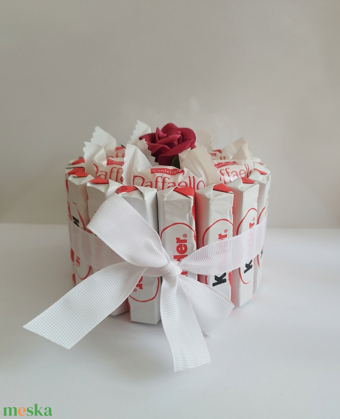 Mini Raffaello és Kinder csoki édesség torta - élelmiszer - édesség - Meska.hu Mini Raffaello és Kinder csoki édesség torta - élelmiszer - édesség - Meska.hu