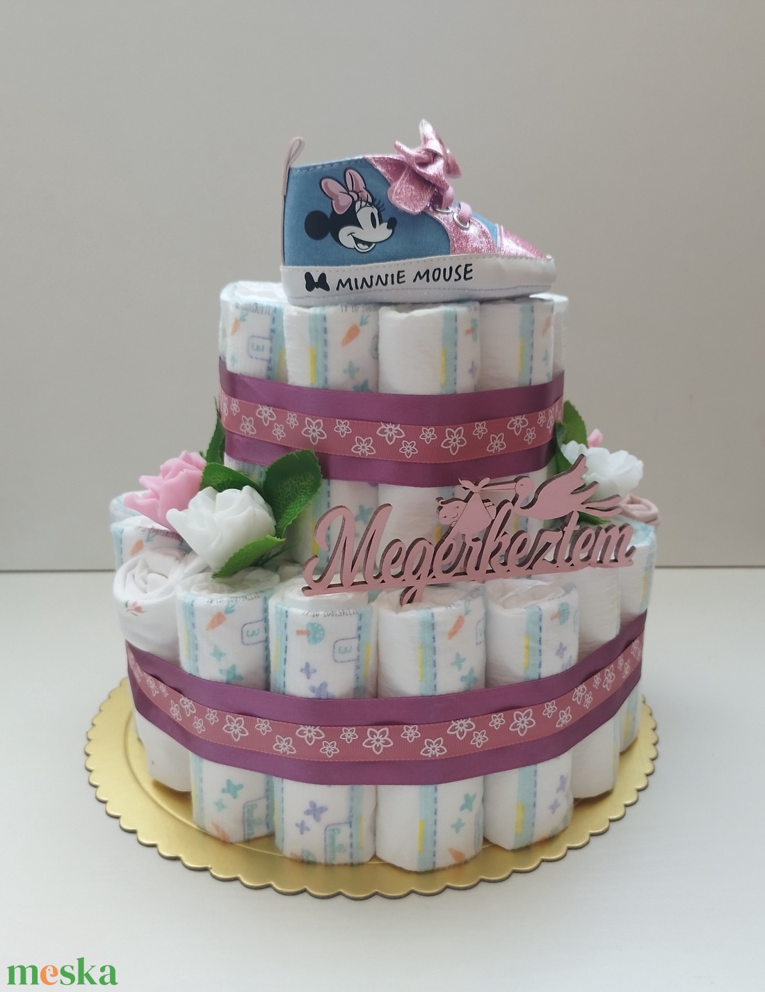 Kétszintes pelenkatorta Minnie egeres kocsicipővel - játék & sport - babalátogató ajándékcsomag - Meska.hu Kétszintes pelenkatorta Minnie egeres kocsicipővel - játék & sport - babalátogató ajándékcsomag - Meska.hu