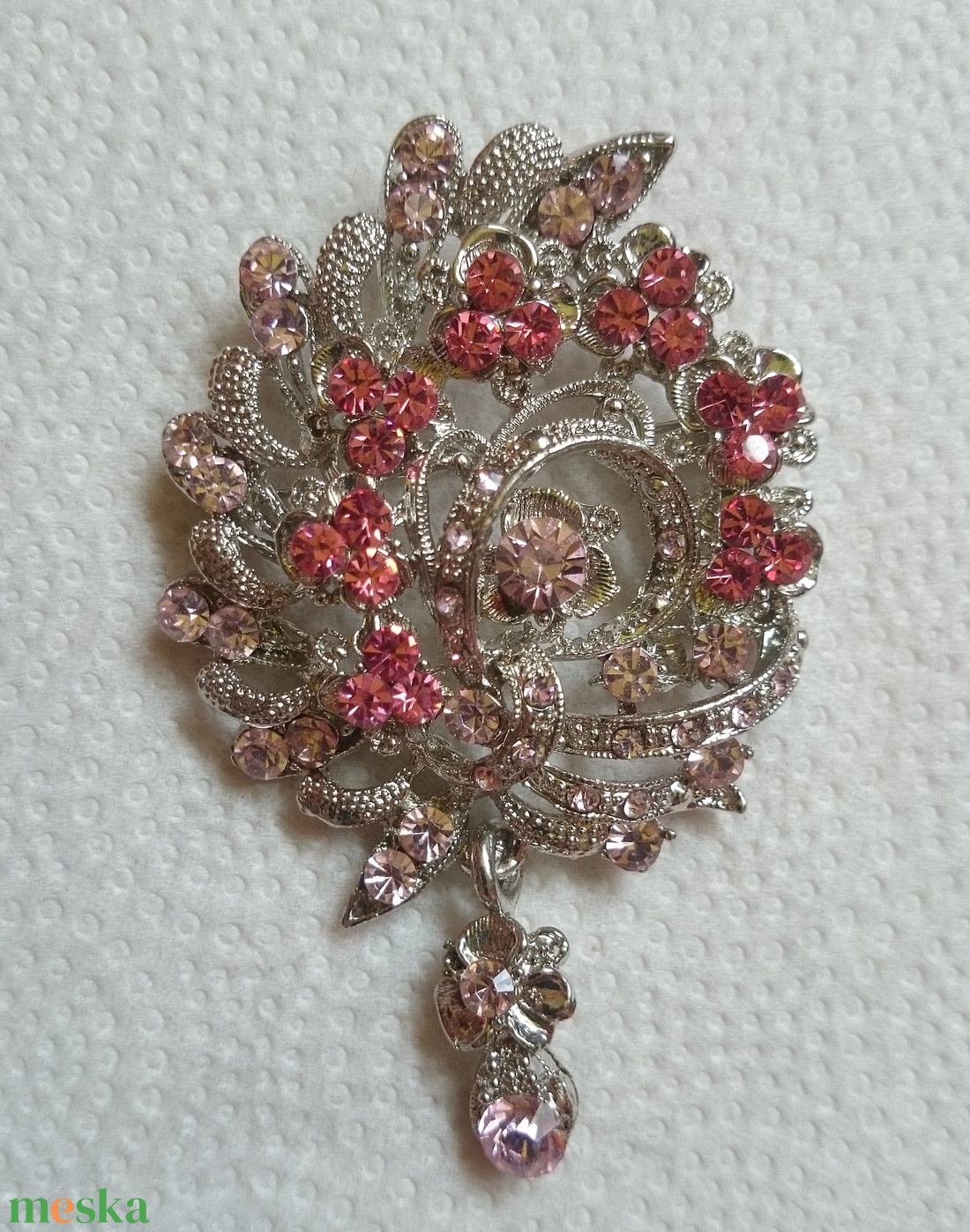 Pink rózsaszín kövekkel kirakott bross kitűző - ékszer - kitűző és bross - kitűző - Meska.hu Pink rózsaszín kövekkel kirakott bross kitűző - ékszer - kitűző és bross - kitűző - Meska.hu