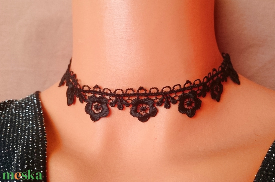 Fekete kis virágos nyakék choker Halloween - ékszer - nyaklánc - nyakpánt, gallér - Meska.hu Fekete kis virágos nyakék choker Halloween - ékszer - nyaklánc - nyakpánt, gallér - Meska.hu