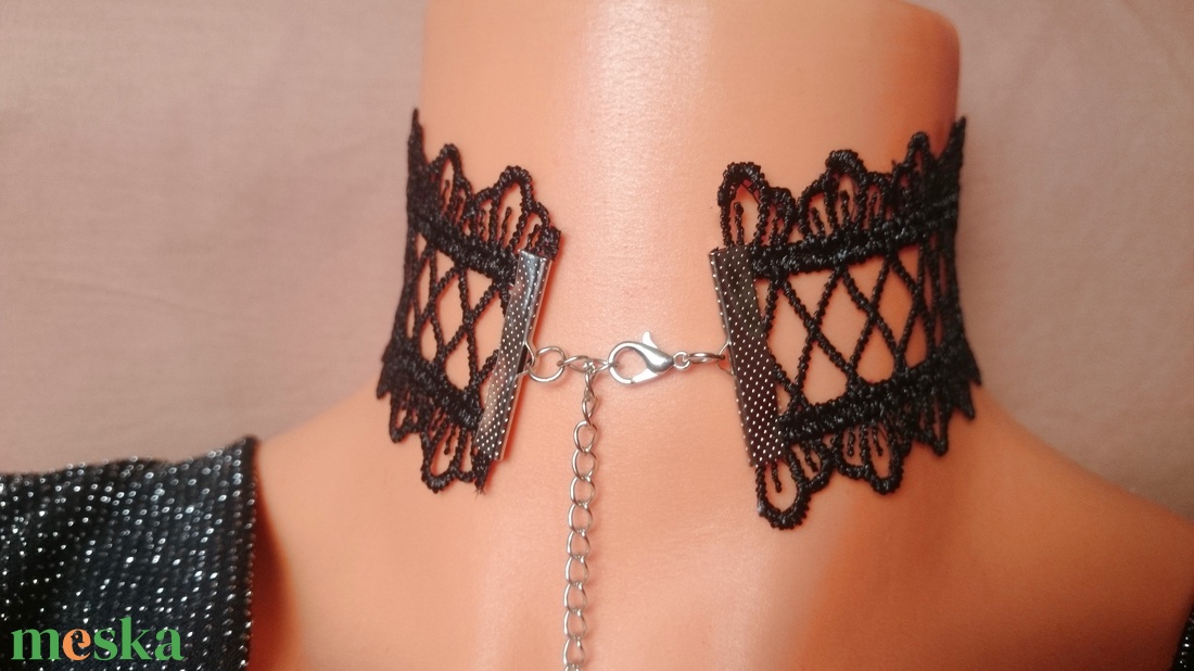 Nyakra simuló extra széles fekete áttört csipke nyakék choker - ékszer - nyaklánc - nyakpánt, gallér - Meska.hu Nyakra simuló extra széles fekete áttört csipke nyakék choker - ékszer - nyaklánc - nyakpánt, gallér - Meska.hu