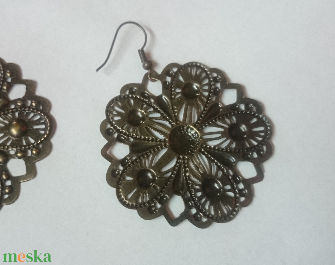 Bronz kerek fém fülbevaló dombor mintás - ékszer - fülbevaló - lógós kerek fülbevaló - Meska.hu Bronz kerek fém fülbevaló dombor mintás - ékszer - fülbevaló - lógós kerek fülbevaló - Meska.hu