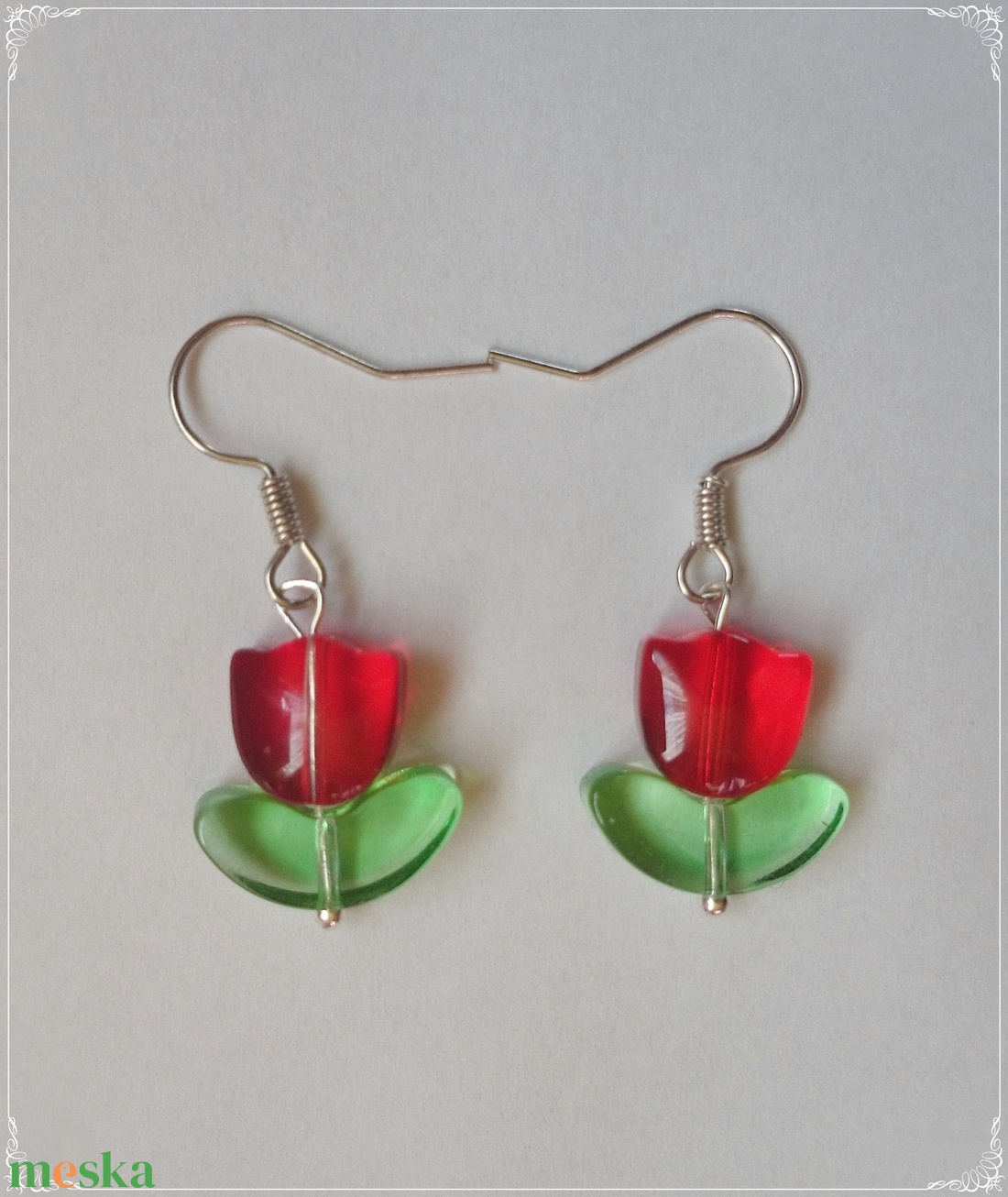 Piros Tulipán fülbevaló zöld levélkével - ékszer - fülbevaló - lógó fülbevaló - Meska.hu Piros Tulipán fülbevaló zöld levélkével - ékszer - fülbevaló - lógó fülbevaló - Meska.hu