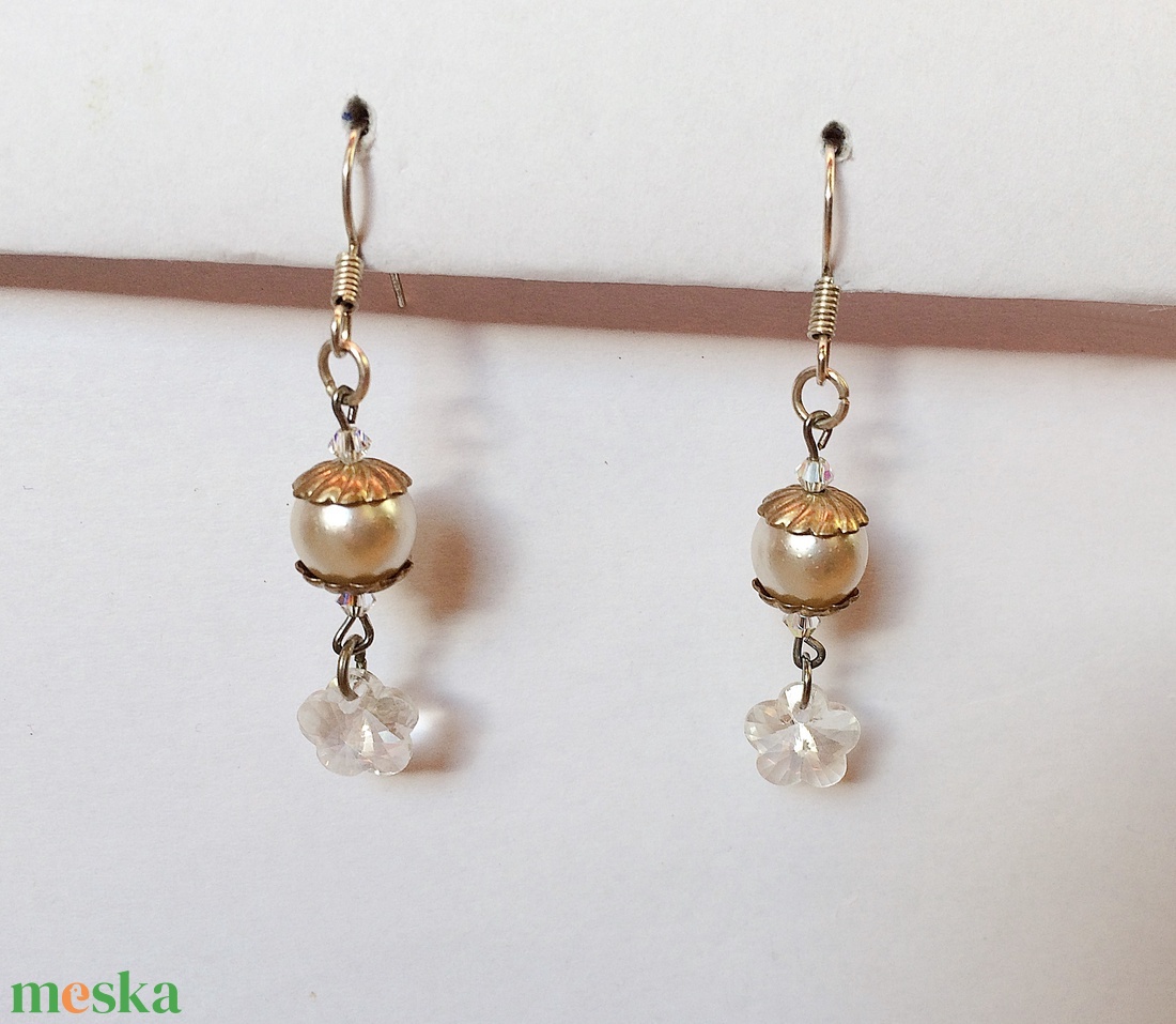 Gyöngy fülbevaló kis kristály virággal - ékszer - fülbevaló - lógó fülbevaló - Meska.hu Gyöngy fülbevaló kis kristály virággal - ékszer - fülbevaló - lógó fülbevaló - Meska.hu